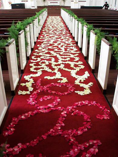 Petalos de rosas en alfombra de boda
