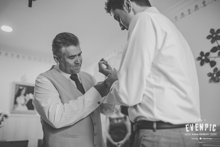 padre del novio ayudando