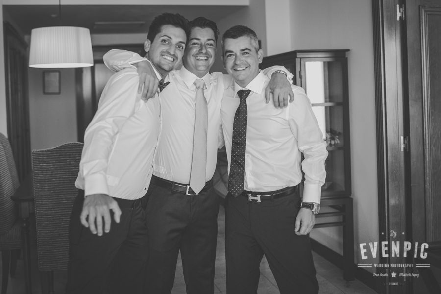 novio con sus amigos antes de la boda