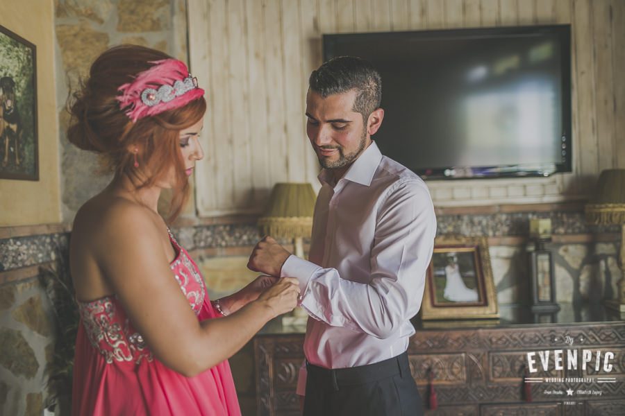 detalles de novio vistiéndose para la boda