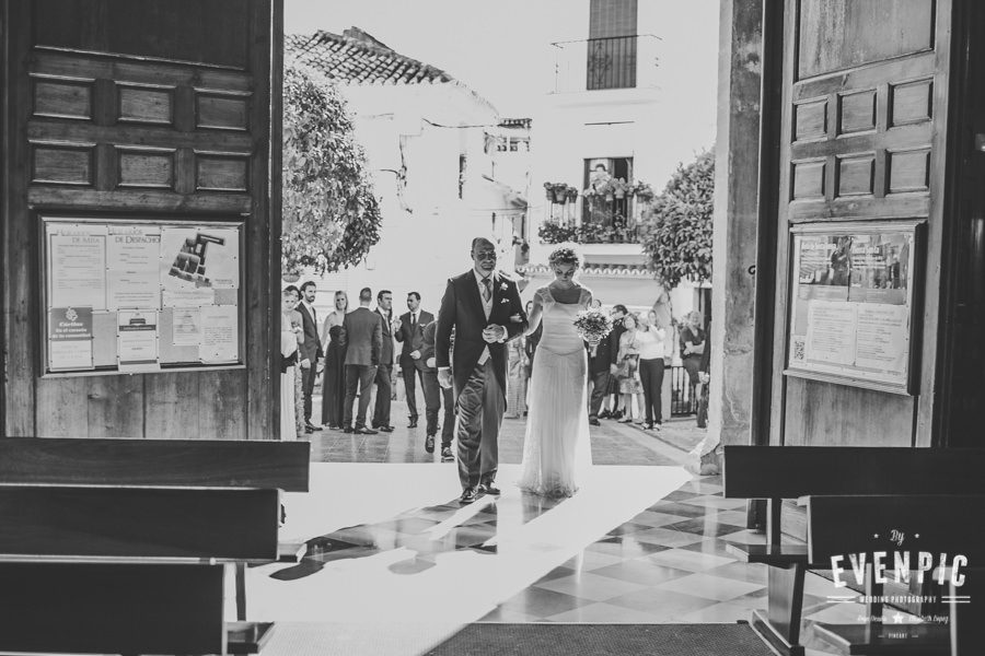 novia entrando a la Iglesia la Encarnación de Marbella