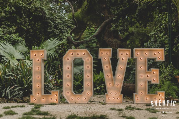 Letras grandes en boda