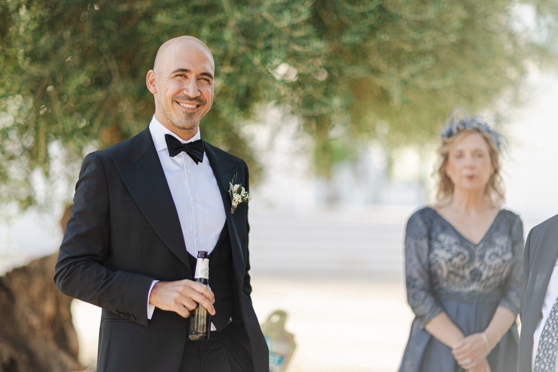 novio feliz al ver llegar a su novia, en una boda en cortijo curiel