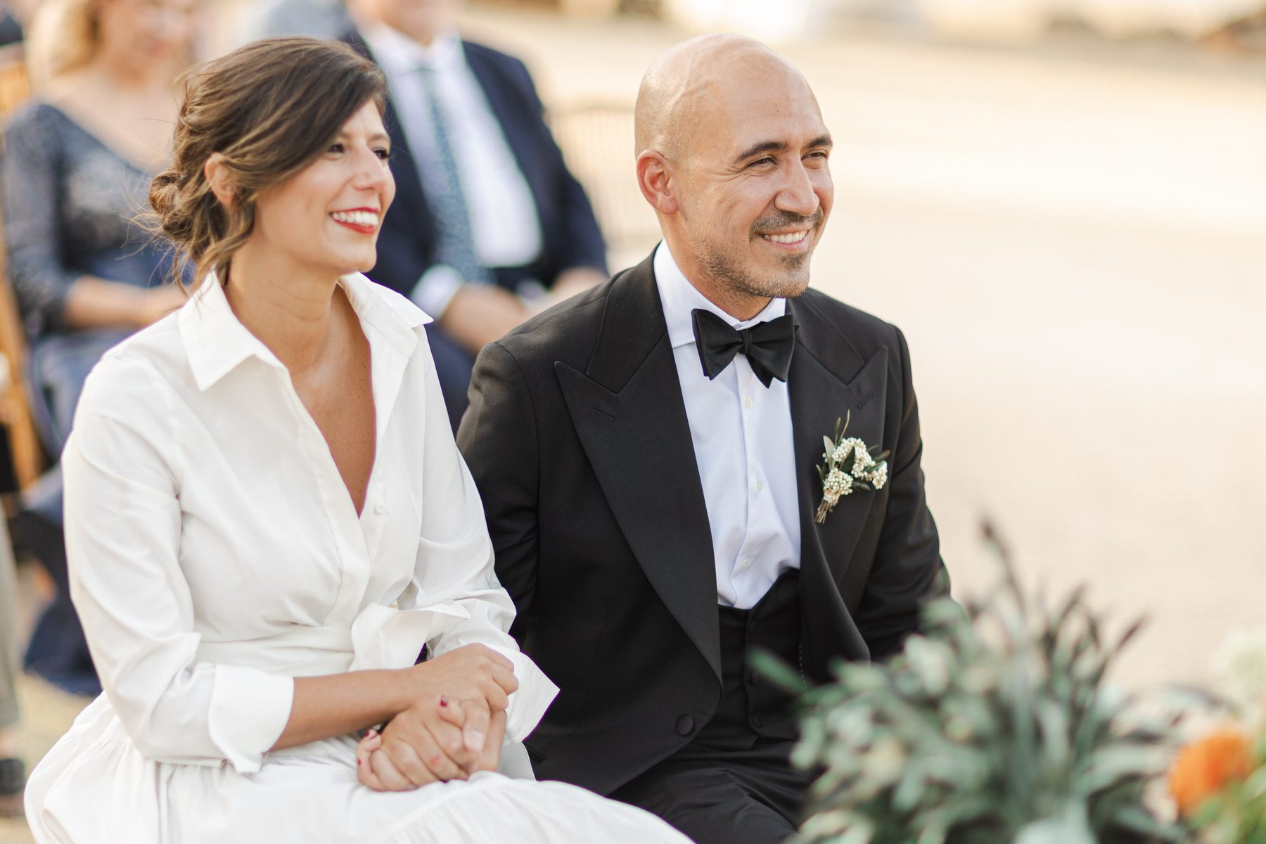 Novios sentados durante su boda en cortijo Curiel